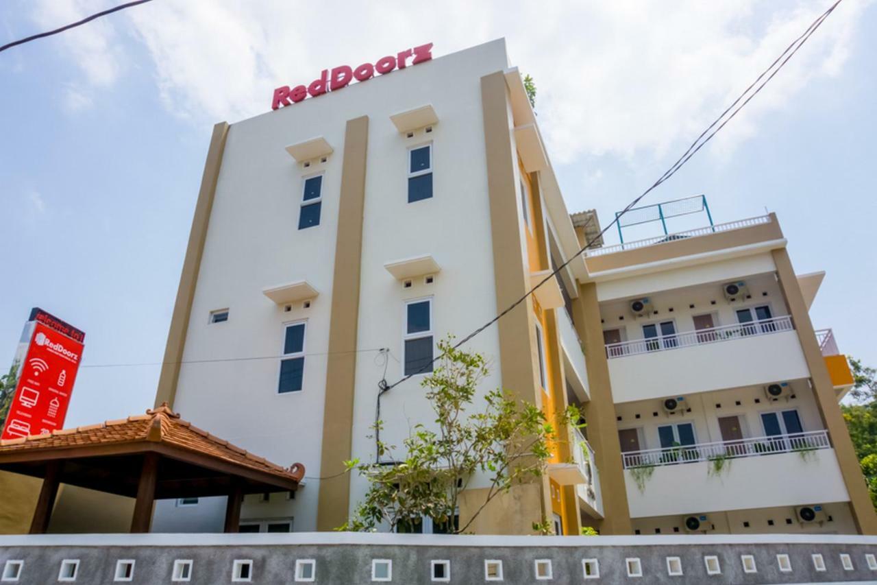 Hotel Reddoorz Syariah Near Taman Pelangi Monjali Melati Exterior foto