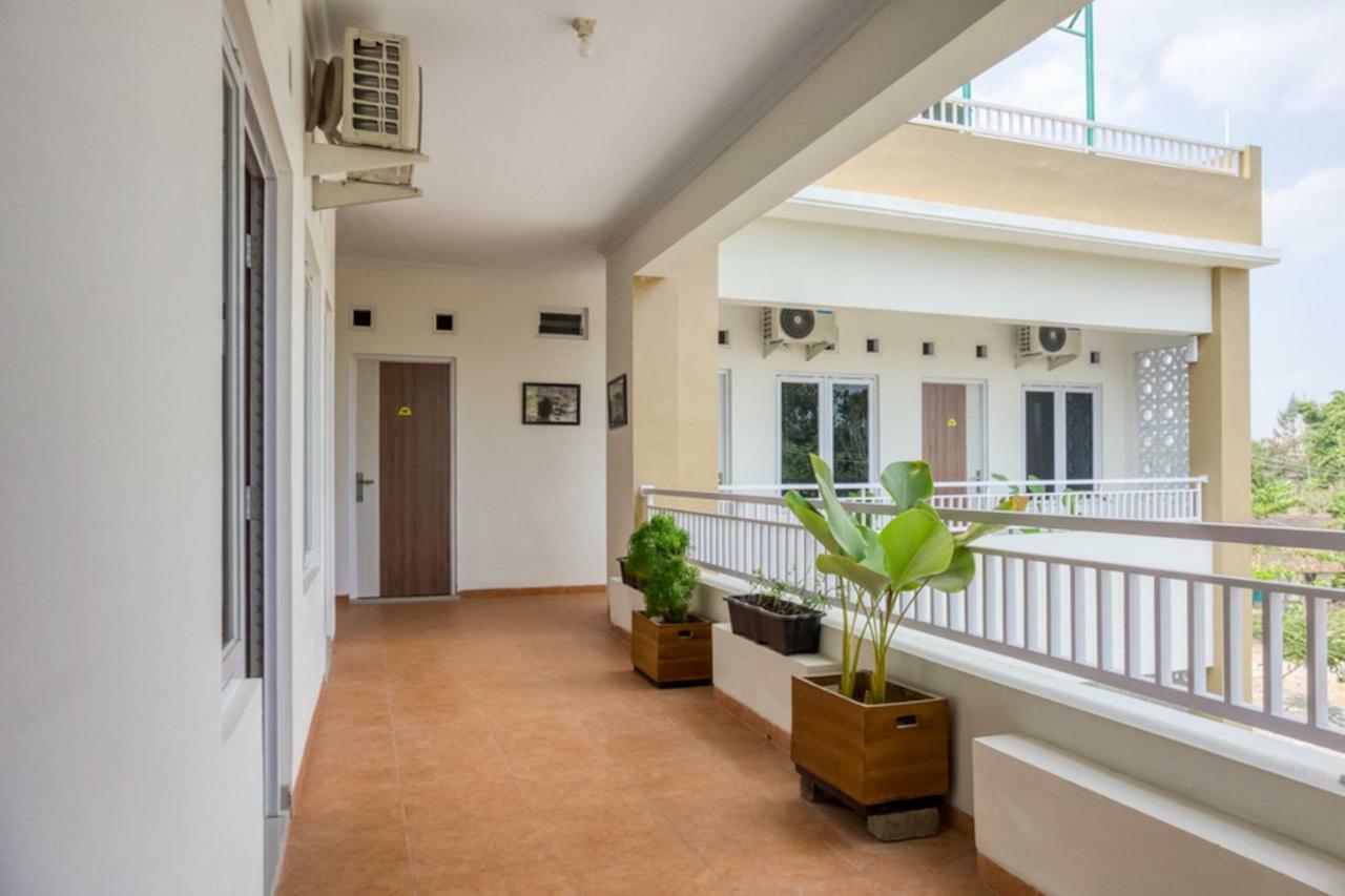 Hotel Reddoorz Syariah Near Taman Pelangi Monjali Melati Exterior foto